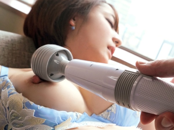 【ジュエリー販売員の隠れた敏感ボディ】『ダメ、感じちゃう…♡』大きく勃起した乳首を電マで刺激され、立ちバックでおっぱいを揺らしながら絶頂！！仕事中の清楚な姿とのギャップがたまらない！