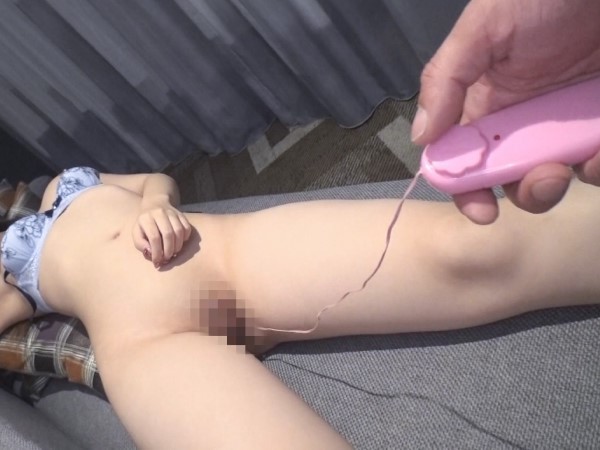 【初撮り】セクシーギャルの美巨乳彼女、パイパンから溢れるエロ汁!超敏感ボディで感じまくり、イヤらしい喘ぎ声が止まらない♡