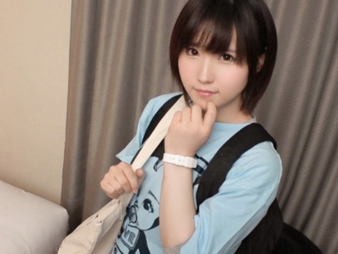 【童顔清楚系の服着たままセックス】『えっ…そのまま入れるの？』清楚な見た目の女の子が正常位で服を着たままチンコを挿入され、ピストンで悶絶！！♡