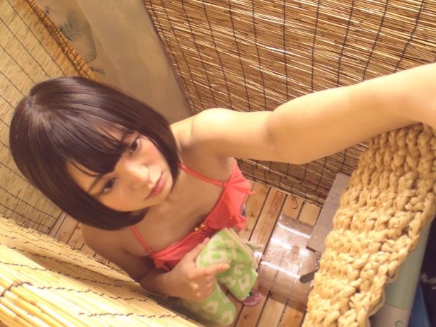 【海の家盗撮】シャワー室の秘密…水着ギャルたちのオナニー盗撮映像！ビキニ姿で火照ったカラダを自分で慰める、エッチな女子たちの赤裸々な姿が満載！こっそり覗いちゃうドキドキの盗撮動画♥