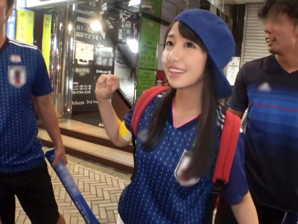 【W杯熱狂女子大生】『もう我慢できない…』サッカー観戦で盛り上がる女子大生をナンパ！3Pでメス顔全開、チンポを代わる代わる味わいイキ乱れる！♡