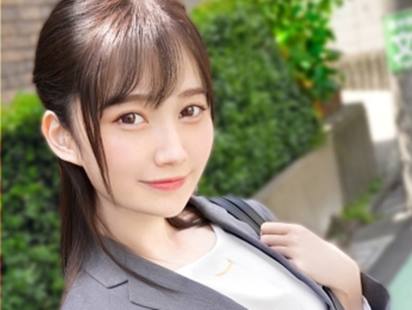 【仕事サボって即ホテル】『我慢できないの…』激カワOLが仕事中に性処理タイム！ホテルで制服のままデスクに跨り、チンポに夢中！喘ぎ声を抑えきれないエッチな事務員の淫乱プレイが止まらない！♡