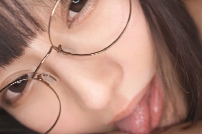 【隣の書店員】黒髪メガネのスレンダー美女と禁断の濃厚セックス!物静かな彼女が、ベッドの上ではエロすぎる本性むき出し!!!