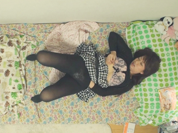 【隠し撮りオナニー】素人娘の本気オナニー盗撮！自分でおまんこを激しく弄り、悶絶アクメを迎える瞬間をこっそり激写♥︎