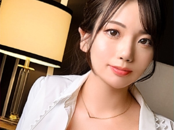 【仕事終わり即ホテル直行】移動中からムラムラが止まらない！激カワ受付嬢が恥じらいながら「チンポしゃぶりたい♡」と変態宣言！車内でフェラチオ開始、ホテル着く頃にはグチョ濡れマ●コで中出し懇願！