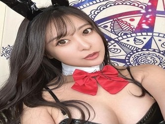 【軟体ヤリマン人妻の淫乱3P】『旦那じゃ物足りないの…』他人棒2本にむしゃぶりついて快楽に溺れる！柔軟ボディを駆使して下品に腰振りまくり、チンポを求めて乱れまくる人妻の淫乱セックス！