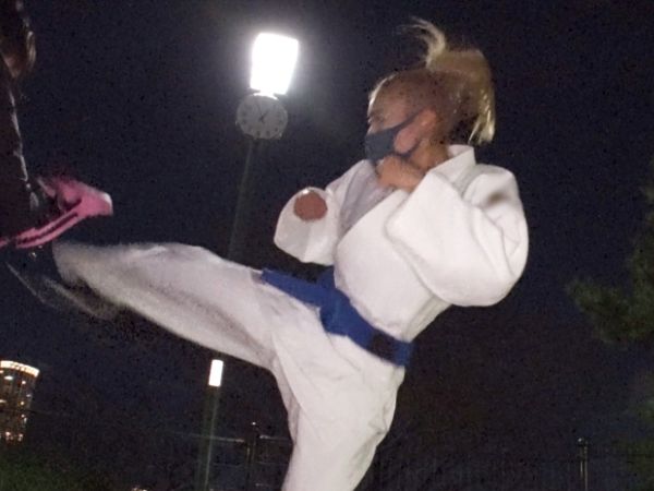 ＜素人×格闘系女子＞腹筋が割れてるスリム巨乳で桃尻のお姉さん♫格闘系SEXはナマ挿入の4P乱交はでイキ潮失禁の連続挿入♪