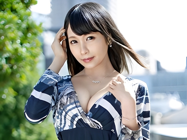 【低身長Hカップ美女】『ダメ…旦那にバレちゃう…』不倫相手と床で激しく絡み合う！大股開きで膣奥までズッポリ挿入され、巨乳を揺らしながら感じまくる！禁断の快楽に溺れるエロい不倫セックス♡