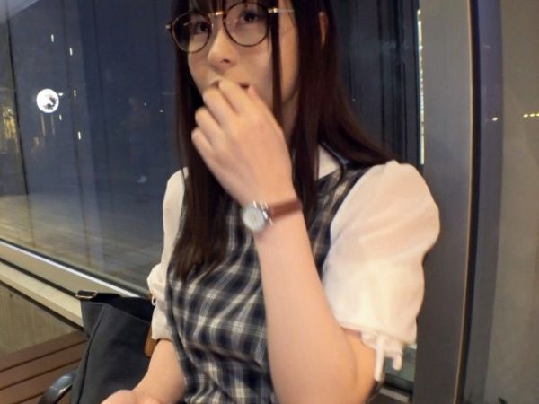 【メガネ女子の隠れた欲望】『えっ…そんな…』幸薄系美女がナンパでホテルに！チンポを見た途端、恥じらいながらも手を伸ばす姿がエロすぎる！メガネの奥の淫乱な瞳に注目！