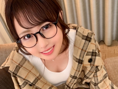 【素人】色白パイパンスレンダーめがねっ娘と濃厚セックス！彼氏がいるはずなのに他人棒でイキまくってますｗ