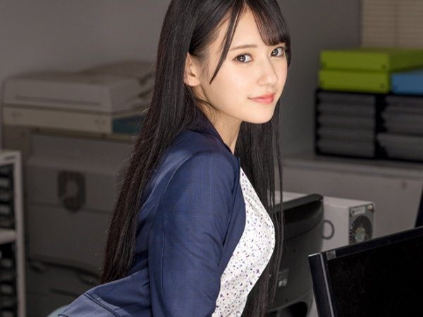 【オフィスラブの禁断】『ダメ…でも気持ちいい…』ロングヘアーの美人OLが、オッサン上司と秘密のベロチュー！乳首を責められながら、手コキでチンポを激しく刺激！仕事中のエッチな関係にドキドキが止まらない！♡