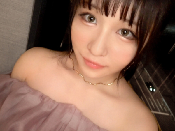 【上京娘の初々しいエロ】『ダメ…カメラ見てる…』童顔色白お姉さんが上京早々ハメ撮り体験！バックから突かれて乳首責めで感じまくる♥ 純粋なカラダが淫らに乱れる！