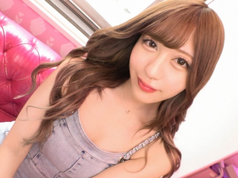 【裏バイトのギャル店員】有名店で働く美人お姉さんがエロすぎる！セクシーな唇とボディで男を誘惑♡トロけるようなマンコで感じまくり、本能のままに乱れる姿が最高にヤバい！ｗ