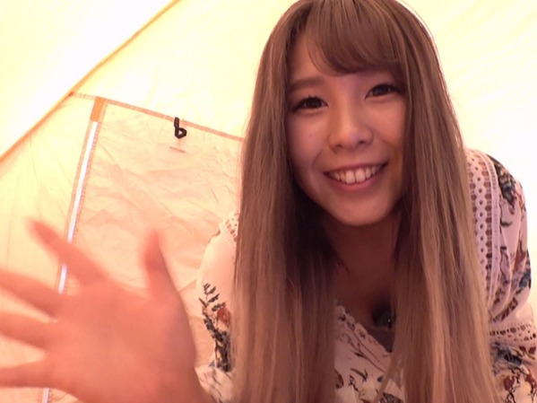 【野外テントで極秘オナニー】美乳お姉さんが人目を忍んでテント内で自慰行為！エッチな声を我慢しながらも感じまくり、美乳を揺らしてイキまくるエロすぎる姿♡