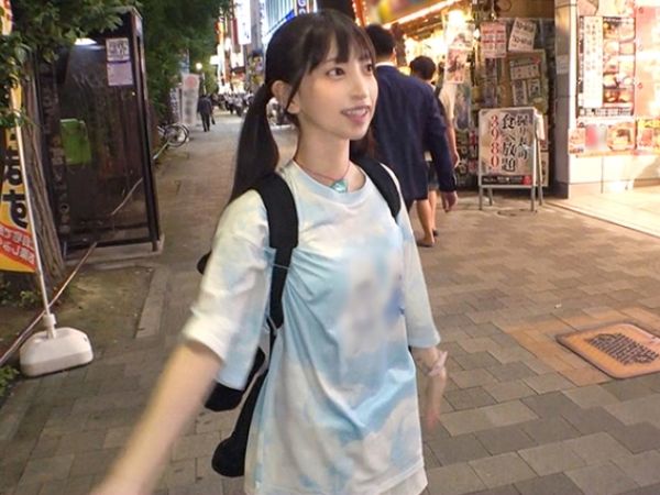 【素人ナンパ】アキバで見つけた貧乳スレンダー美少女！電マ責めでビショ濡れ♡キツマンに生挿入！！ちっぱい娘の敏感反応がヤバい！！