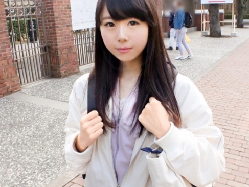 【着衣のまま即ハメ】ナンパでゲットした小悪魔系女子！バックから激しく突かれて「気持ちいい…」と喘ぎまくり！キュートな顔とギャップの激しいエロさに燃え上がる！♡