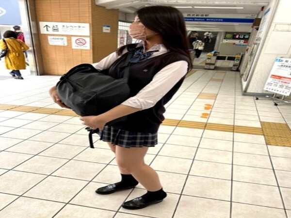 【パパ活】ゴム無しOK制服デカパイ女子とハメ撮りP活性行為♥生のおじチンポに乳を揺らして感じながら特濃精子中出しSEX！