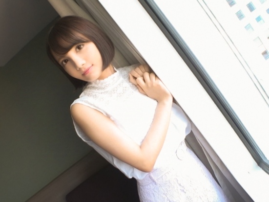 【無毛マ●コに肉棒挿入】『あっ…そこ気持ちいい…』パイパン美少女が肉棒で突かれて大興奮！無毛の秘部が丸見えで、感じまくる姿にフル勃起不可避！キュートな顔してエッチなカラダが最高すぎる♡