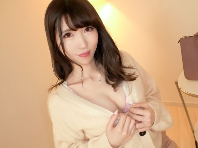 【夢中な美女素人】『もっと奥まで…』かわいいお姉さんがチンポに夢中！フェラだけじゃ物足りず、様々な体位でチンポを挿入され、感じまくるエロい姿がたまらない♡！