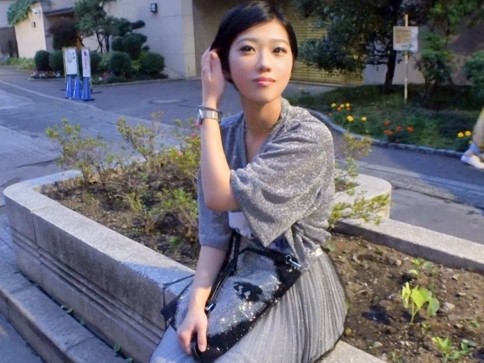 【ナンパ即フェラ】ショートカット女子が恥じらいながら肉棒を喉奥まで咥え込む！手マンでビクビク感じちゃう敏感ボディに興奮必至のエロ動画♡