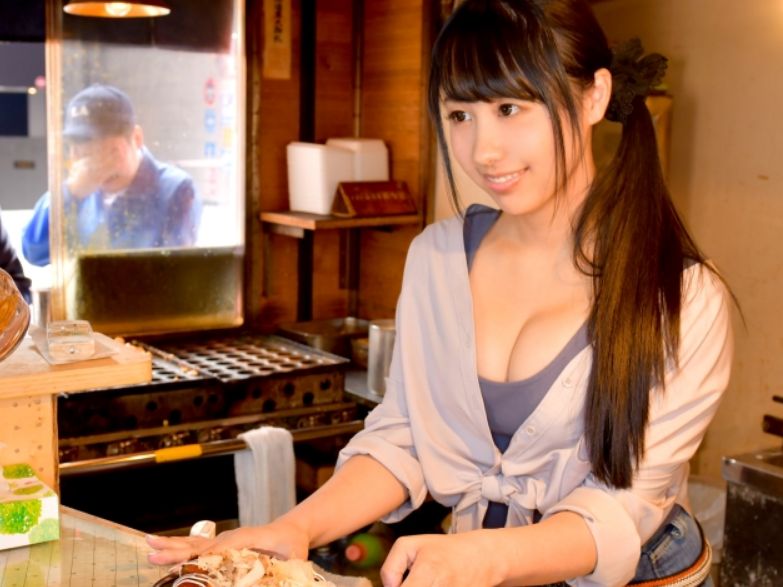 【たこ焼き屋看板娘の秘密】閉店後の店内で恥じらいながらチンポに夢中！イキまくる姿が可愛すぎる素人娘の初々しいSEXに興奮必至♡