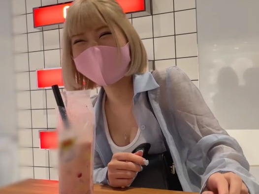 【金髪コンカフェ嬢の裏バイト】『お店では見せない私…』ギャル店員が密室で本気セックス！フェラから正常位まで、ソファで乱れる姿がエロすぎる！♡