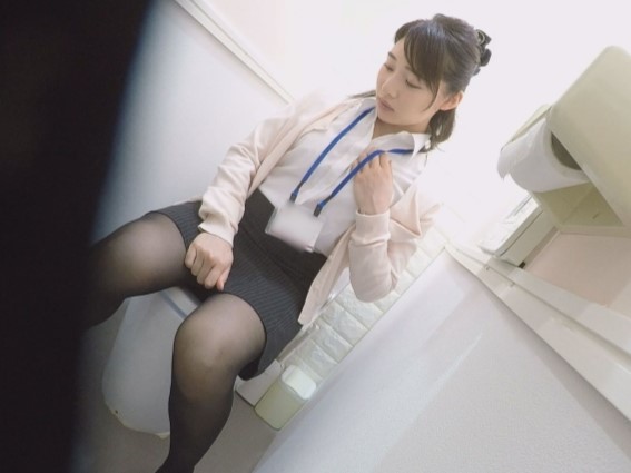 【パンスト美脚OLの秘密】『誰か来ないで…』仕事中のトイレで我慢できず、パンスト姿のまま指でオナニーしちゃう！性欲全開のOLお姉さんが、自分で感じる姿は超エロい！♡